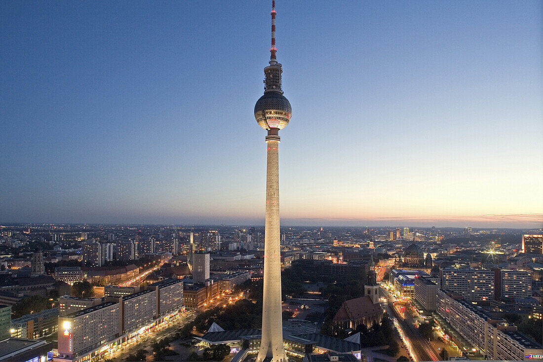 Fernsehturm am Abend, Berlin, Deutschland