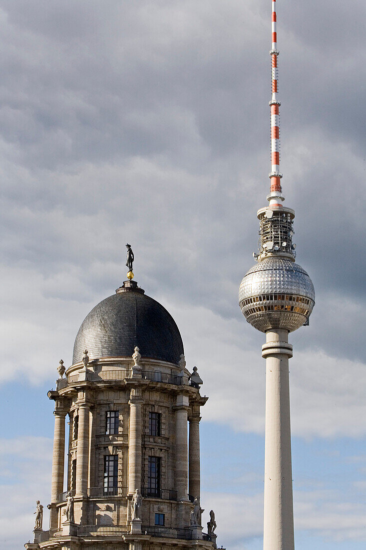Fernsehturm, Alex, Alexanderplatz, Wolken, Stadthaus, Altes Stadthaus, Turm, Statue, Fortuna