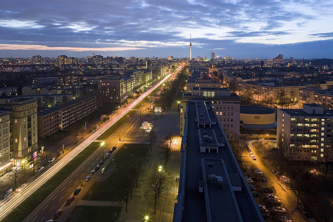 Blick entlang der Karl-Marx-Allee zum Fernsehturm, Berlin, Deutschland