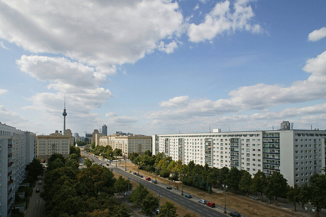 Blick entlang der Karl-Marx-Allee zum Fernsehturm, Berlin, Deutschland