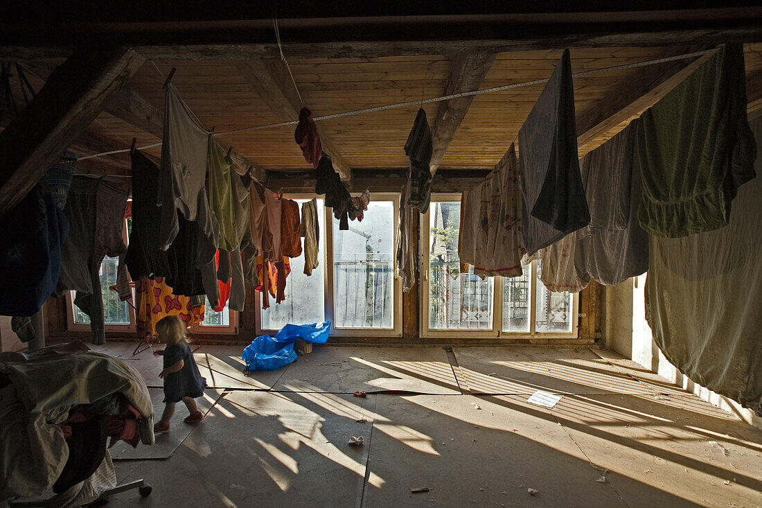 Trockenboden, Berliner Dach, Kind im Dachboden zum Wäschetrocknen, Wäsche