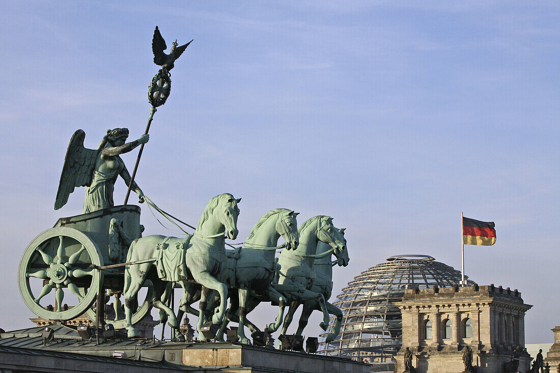 Quadriga auf dem Brandenburger Tor, Reichstagskuppel im Hintergrund, Berlin, Deutschland