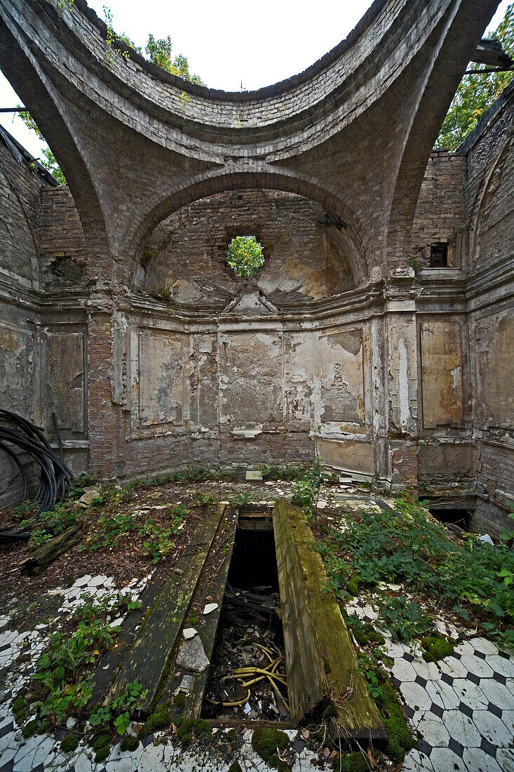 remains of a tomb in the Bergmannstraße cemetery, Berlin, Germany