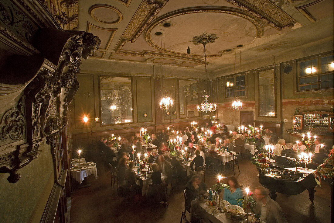 Clärchens Ballhaus in der Auguststraße, Im Obergeschoss der denkmalgeschütztes Spiegelsaal. Pasta Opera mit Arien.