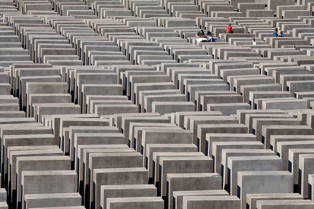 Besucher zwischen den 2.711 Stelen des Holocaust-Mahnmals, Denkmal für die ermordeten Juden Europas