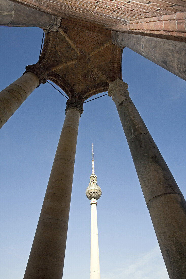 Säulen des Roten Rathauses, Fernsehturm im Hintergrund, Berlin, Deutschland