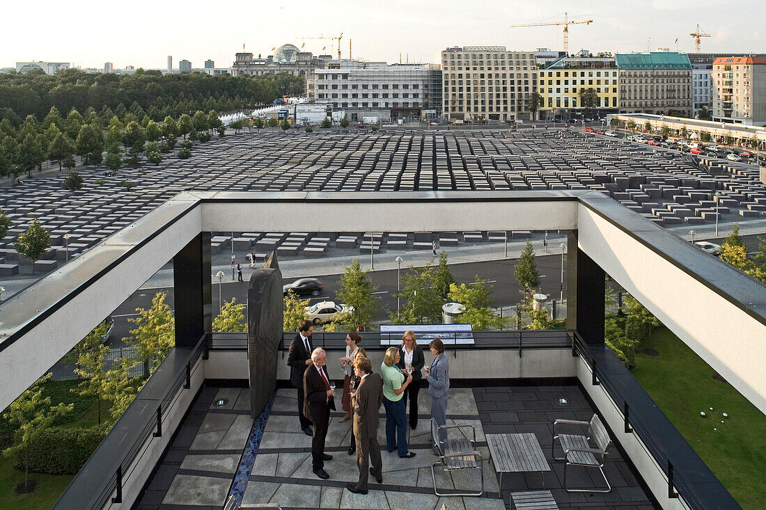 Die große Dachterrasse ist einer der Highlights der Landesvertretung Rheinland-Pfalz, Blick über die 2.711 Stelen des Holocaust-Mahnmals zum Reichstag. Denkmal für die ermordeten Juden Europas
