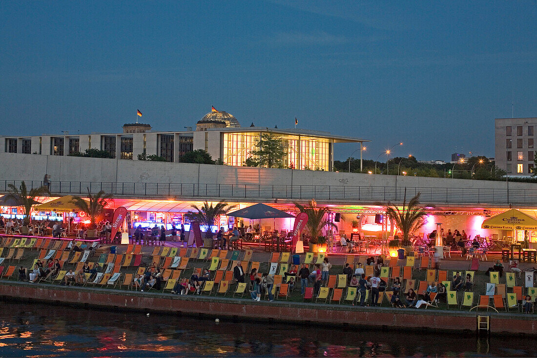 Strandbar an der Spree am Abend, Berlin, Deutschland