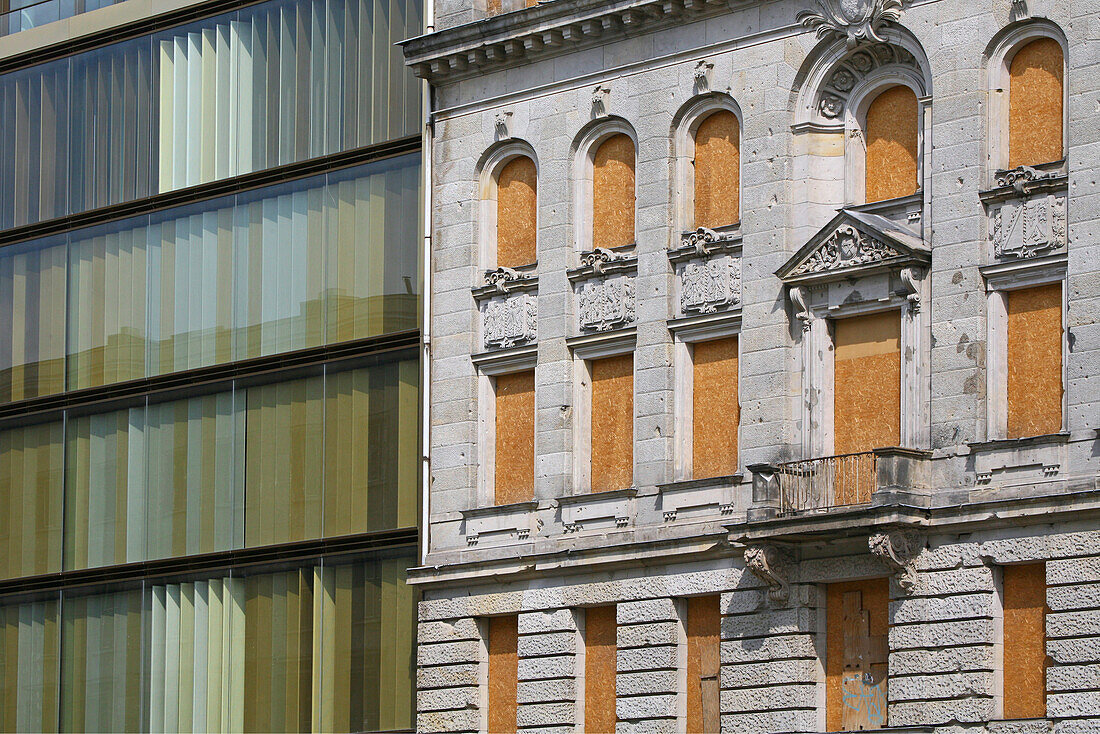 Facade, modern and old, in the Friedrichstraße, boarded up windows, Berlin, Germany