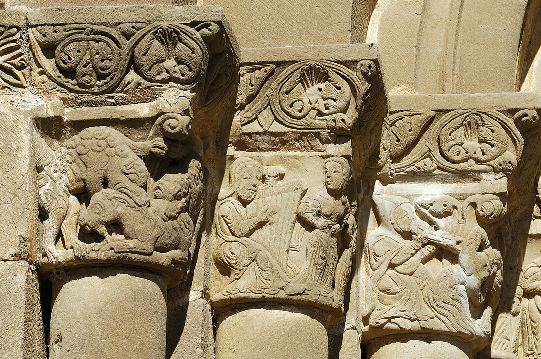 Capitals. Romanesque church of Santiago (12th century), Agüero. La Hoya de Huesca. Huesca province, Aragon, Spain.