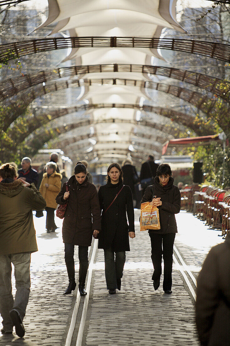 Visitors walking in Cours St Emilion in Bercy Village, one of the old wine storage area beside River Seine nowaday it has been restored to a bars, restaurants and shops complex. Paris. France