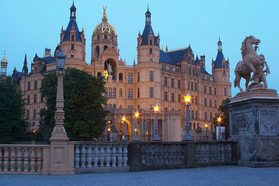 Schloß zu Schwerin am Schweriner See, Mecklenburgische Seenplatte, Mecklenburg-Vorpommern, Deutschland, Europa