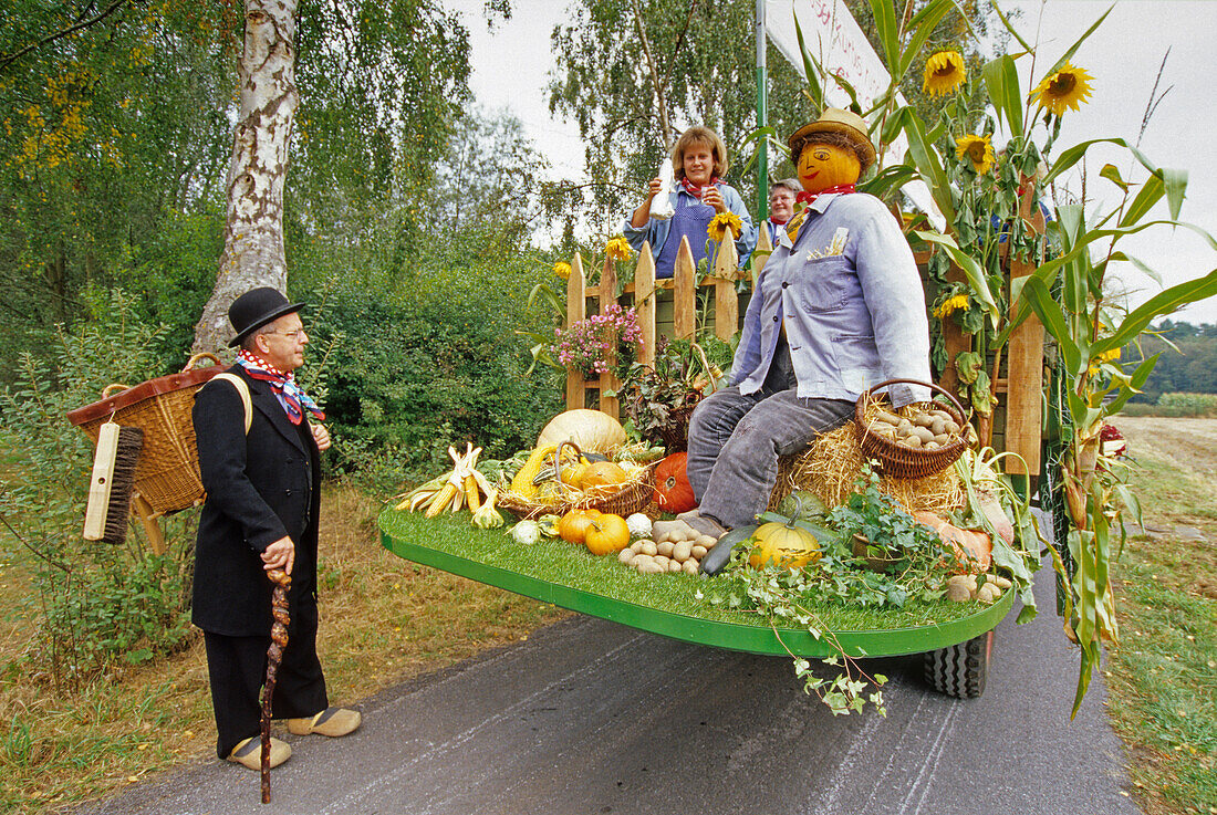 Kiepenkerl (mobile trader), and float at harvest festival in Ostbevern-Brock, Muensterland, North Rhine-Westphalia, Germany