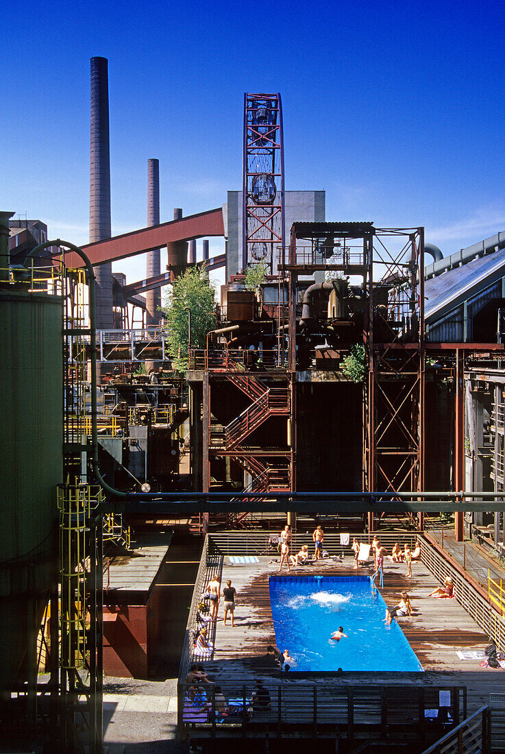 Werksschwimmbad in der Kokerei Zollverein, Essen, Ruhrgebiet, Nordrhein-Westfalen, Deutschland