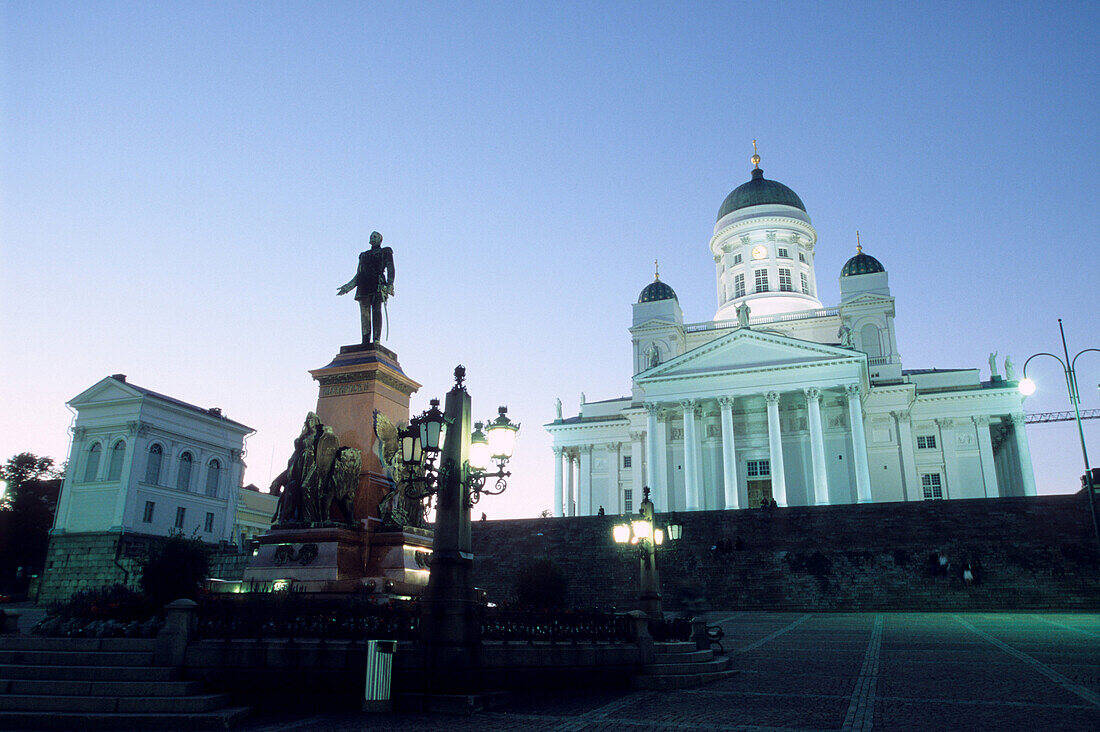 Blick auf den Dom am Senatsplatz am Abend, Helsinki, Finnland, Europa