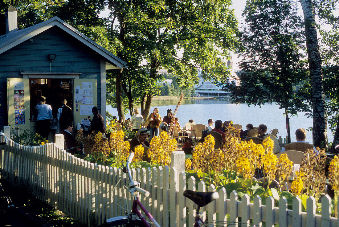 Menschen sitzen in einem Café am Töölönlathi See, Helsinki, Finnland, Europa