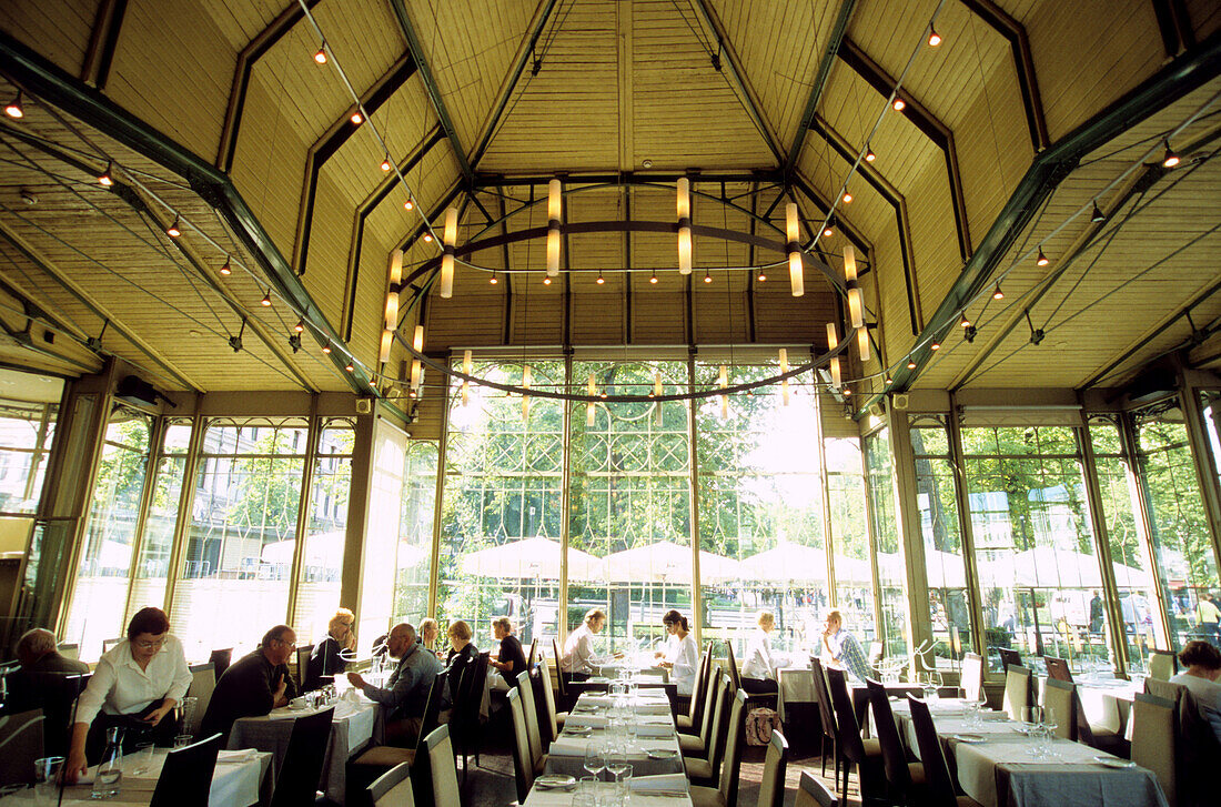 Menschen sitzen im Café Kappeli an der Esplanade, Helsinki, Finnland, Europa