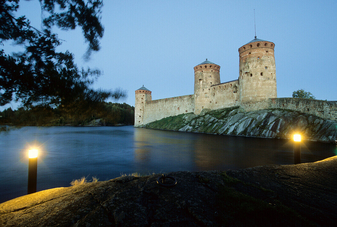 Die Burg Olavinlinna am Savonlinna See am Abend, Karelien, Finnland, Europa