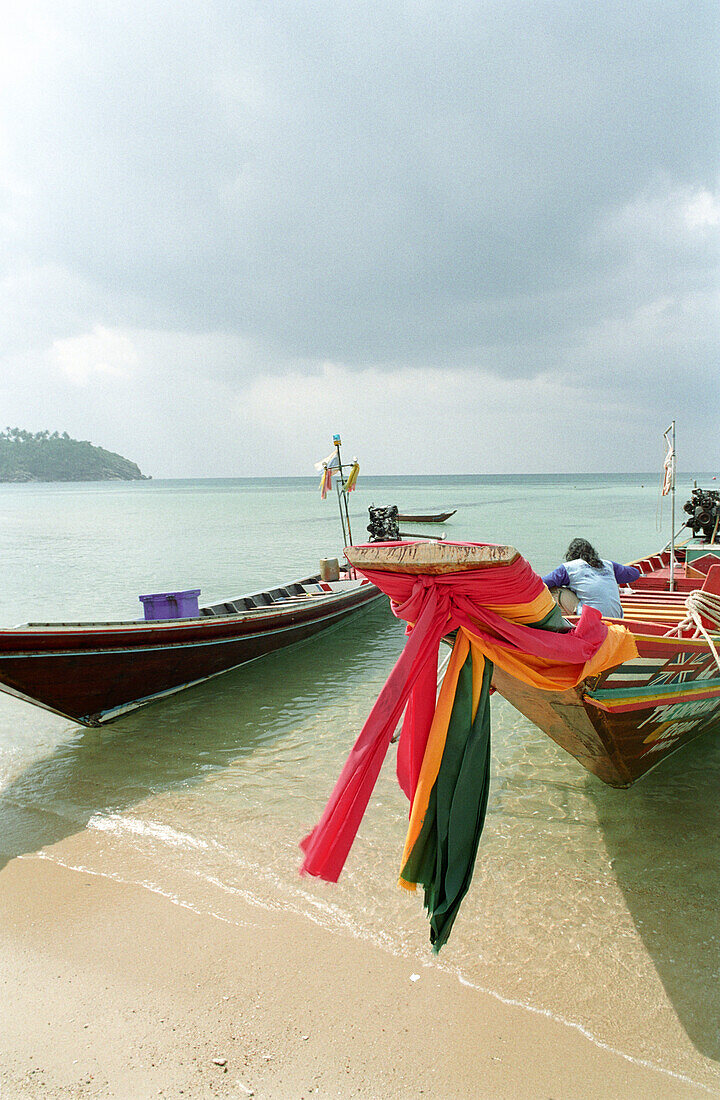 Geschmückte Boote am Strand, Mae Hat Bay, Ko Phangan, Thailand