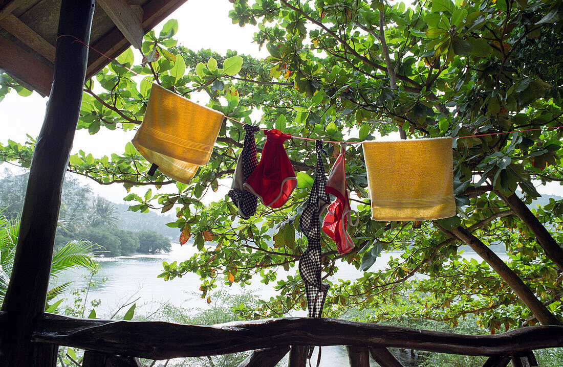 Wäsche hängt auf einer Leine, Mae Hat Bay, Ko Phangan, Thailand