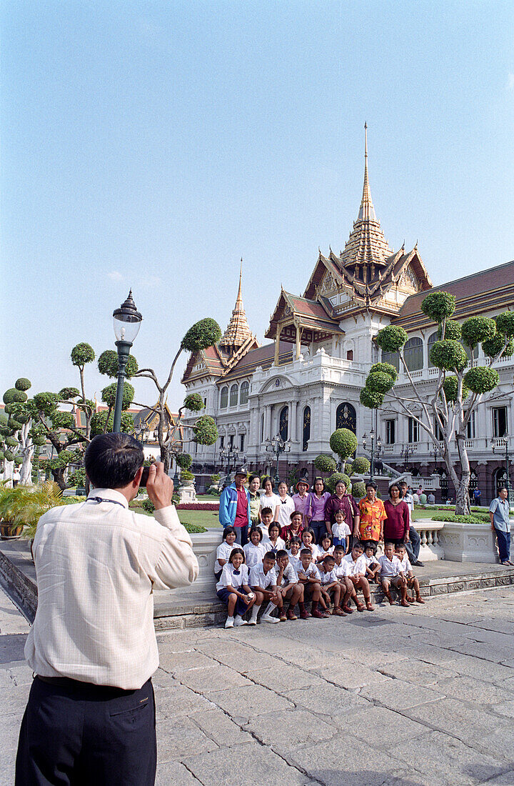 Lehrer fotografiert Schulklasse vor dem Königspalast, Bangkok, Thailand