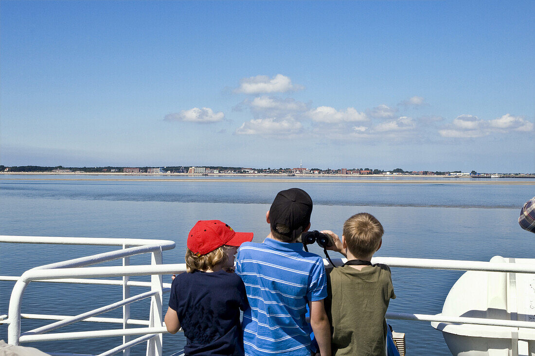 Drei Kinder auf einer Fähre, Wyk, Föhr, Nordfriesland, Schleswig-Holstein, Deutschland