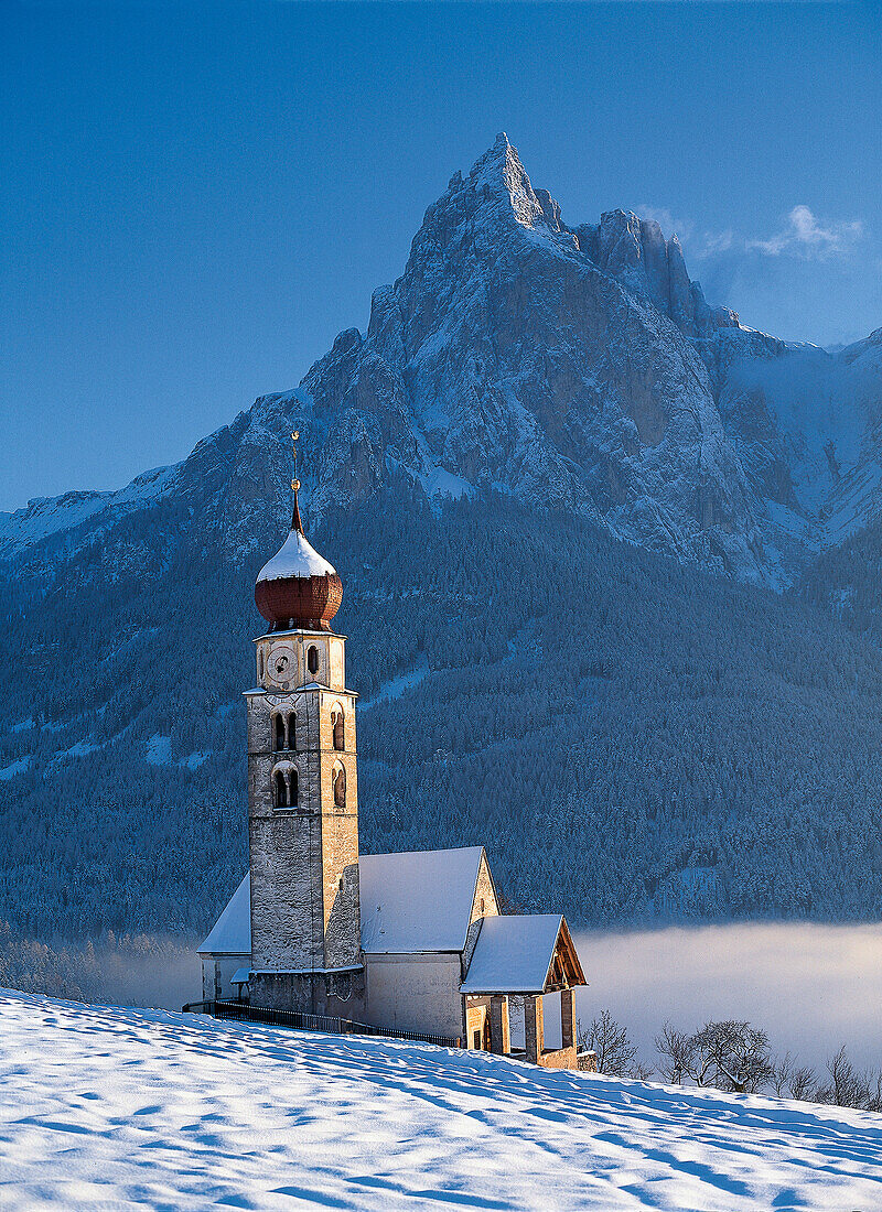 Die Kirche St. Valentin an einem sonnigen Wintertag, Seis am Schlern, Südtirol, Italien, Europa