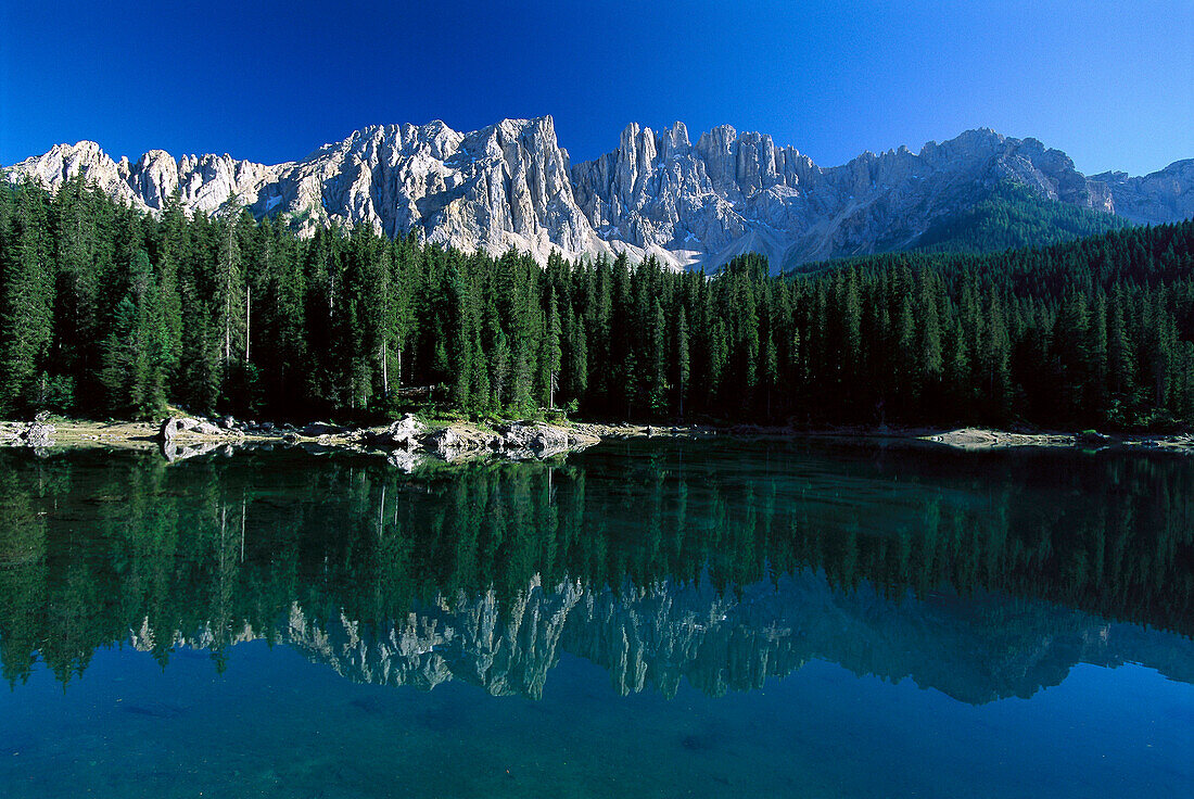 Blick auf den Karer See und Gebirge unter blauem Himmel, Dolomiten, Südtirol, Italien, Europa