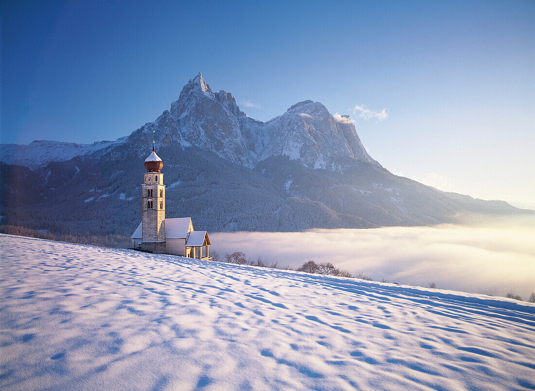 Die Kirche St. Valentin an einem sonnigen Wintertag, Seis am Schlern, Südtirol, Italien, Europa