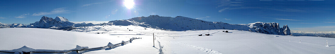 Winterlandschaft und Berge unter blauem Himmel, Seiser Alm, Südtirol, Italien, Europa