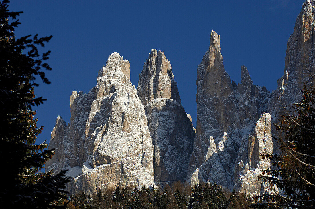 Verschneite Bergspitzen vor blauem Himmel, Dolomiten, Südtirol, Italien, Europa