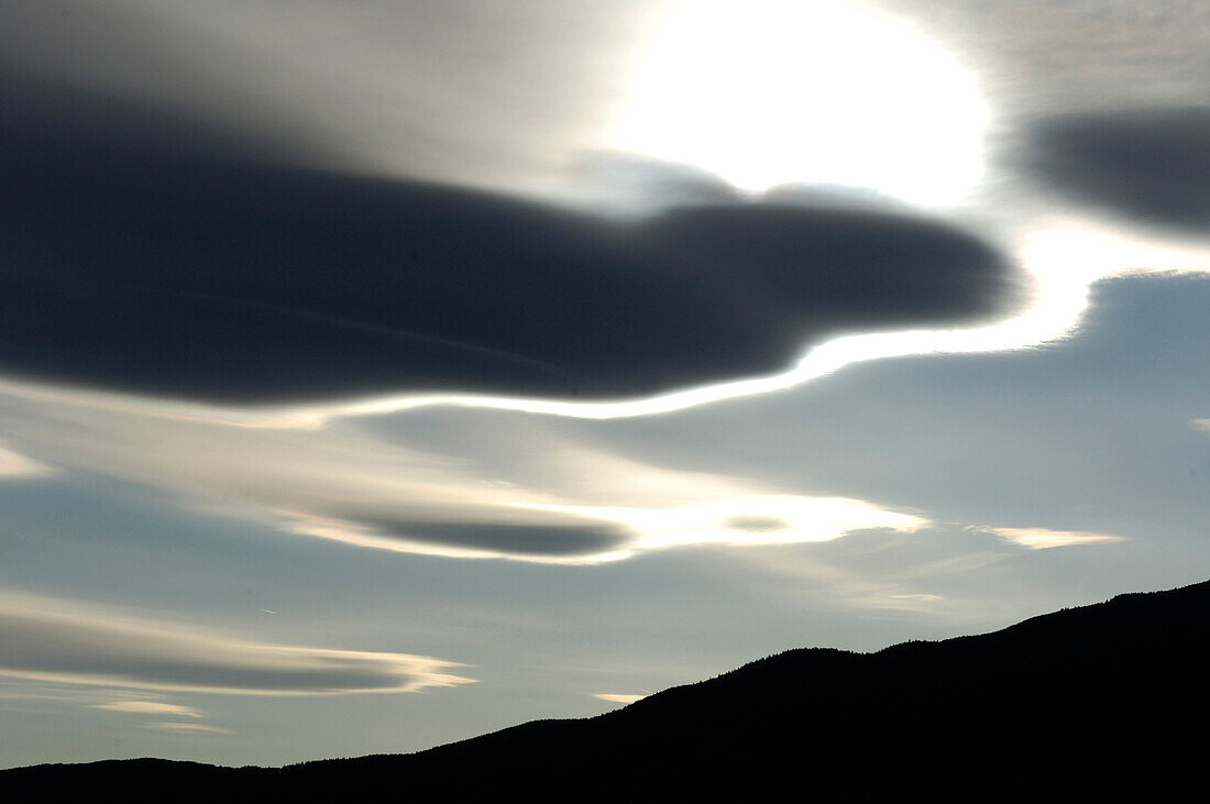 Wolken über Bergen am Abend, Südtirol, Italien, Europa