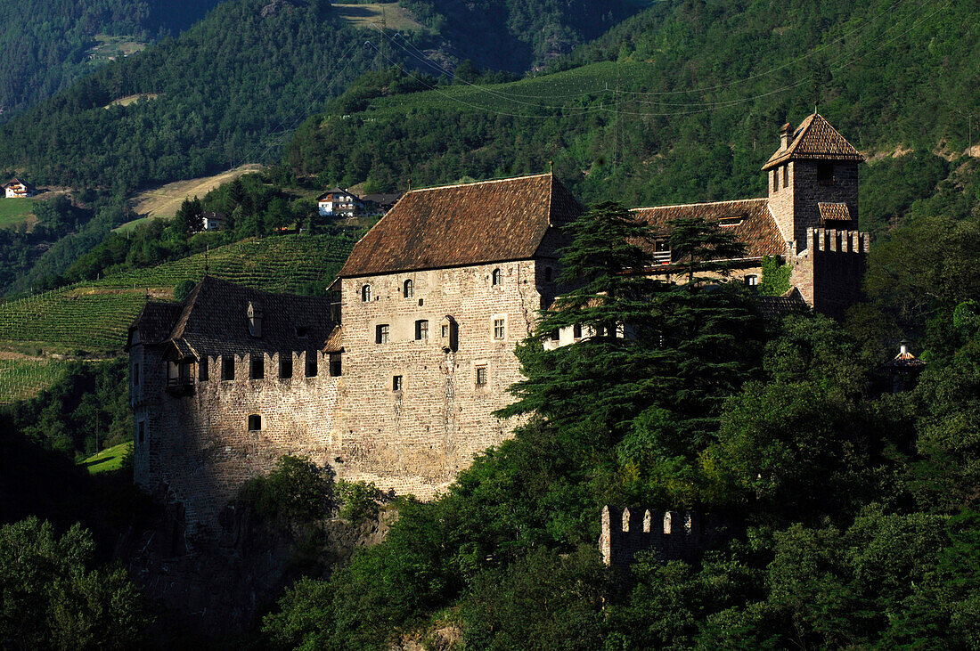 Schloss Runkelstein vor einem Berghang, Bozen, Südtirol, Italien, Europa