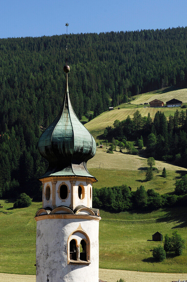 Kirchturm vor Berglandschaft, Innichen, Pustertal, Südtirol, Italien, Europa