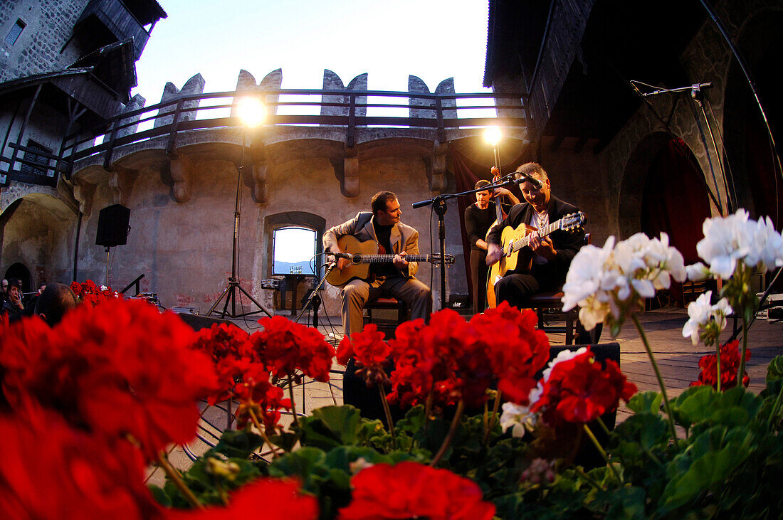 Zwei Musiker spielen im Innenhof von Schloss Runkelstein Gitarre, Bozen, Südtirol, Italien, Europa