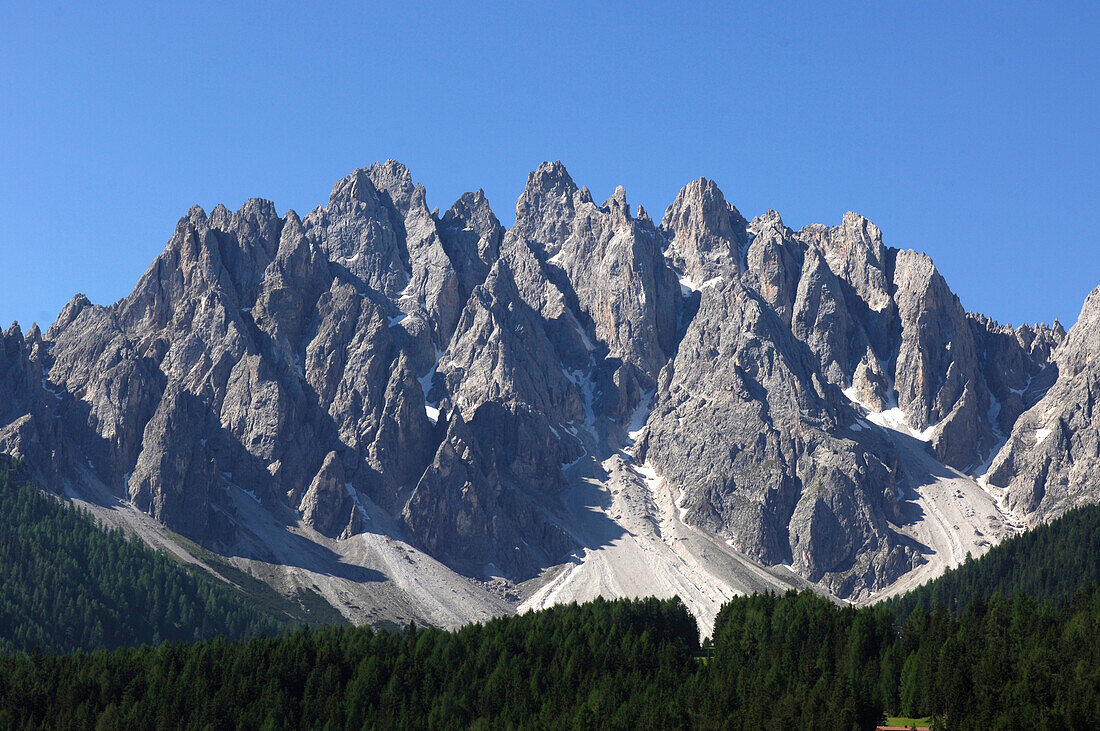 Berglandschaft, Felsspitzen unter blauem Himmel, Dolomiten, Südtirol, Italien, Europa