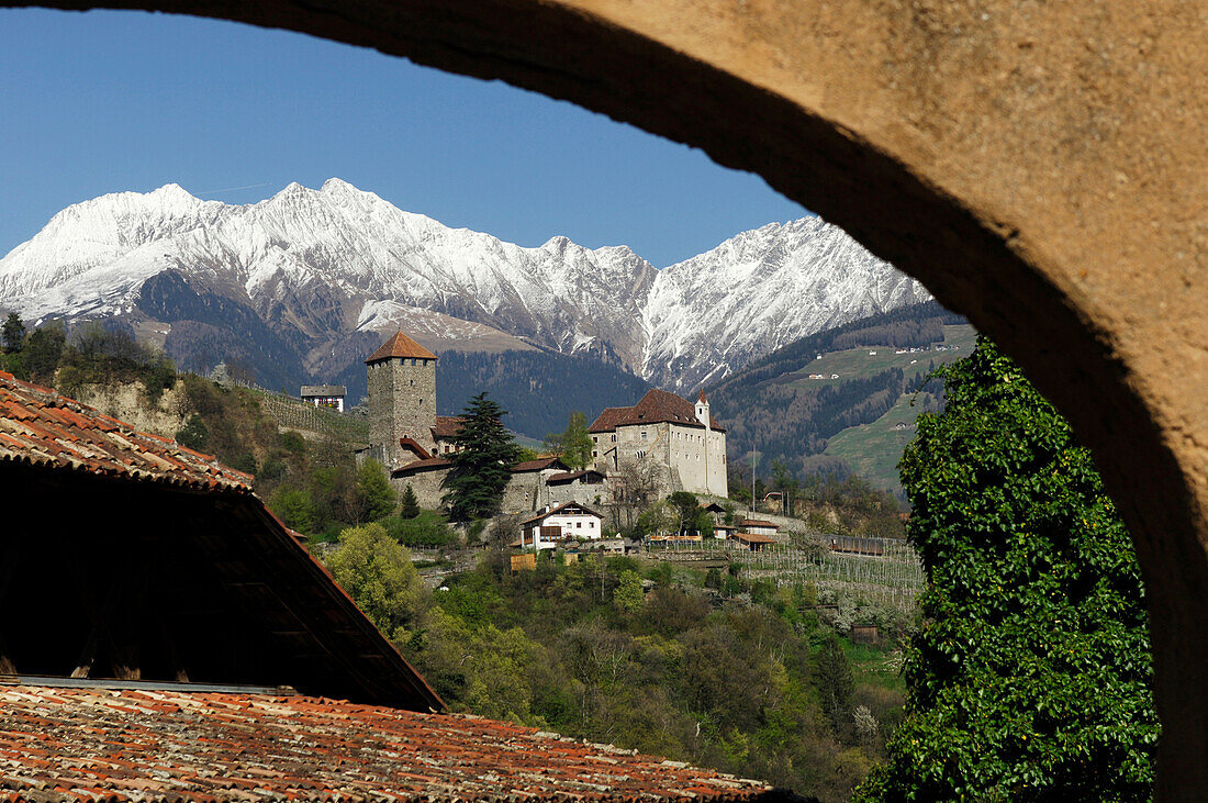 Blick auf Schloss Tirol vor schneebedeckten Bergen, Burggrafenamt, Etschtal, Südtirol, Italien, Europa