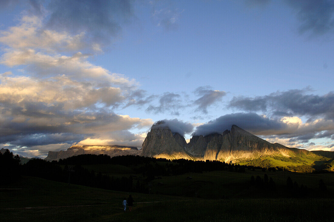 Berglandschaft bei Sonnenuntergang unter Wolkenhimmel, Dolomiten, Südtirol, Italien, Europa