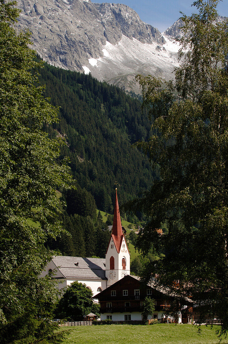 Bauernhaus und Kirche in idyllischer Berglandschaft, Bergdorf Antholz, Pustertal, Südtirol, Italien, Europa