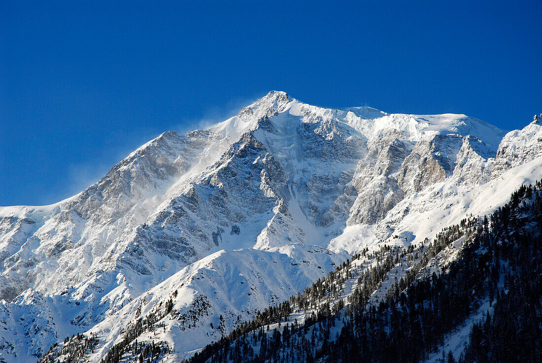 Blick auf schneebedeckte Berge im Sonnenlicht, Ortler Alpen, Südtirol, Italien, Europa