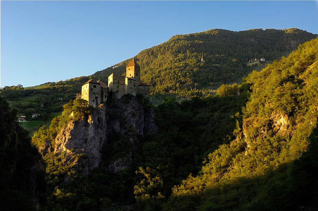 Schloss Karneid im Licht der Abendsonne, Eisacktal, Südtirol, Italien, Europa