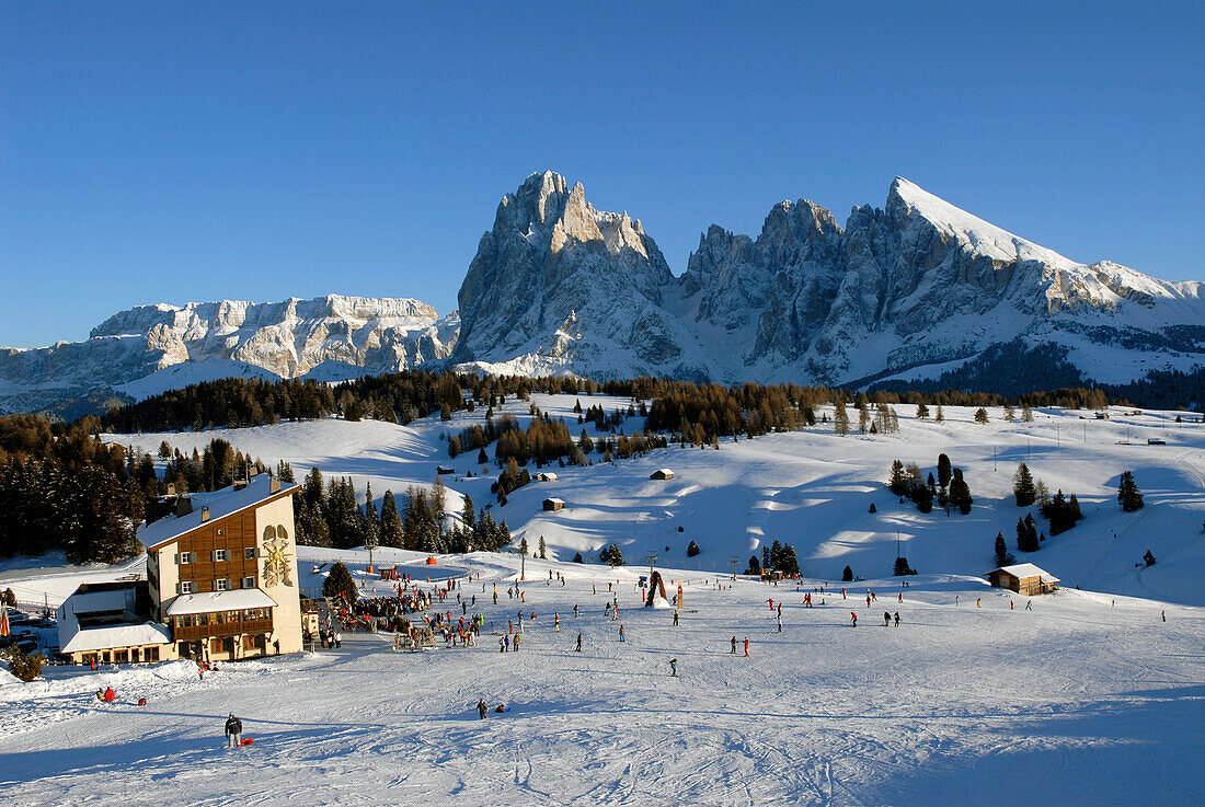 Hotel in einem Skigebiet unter blauem Himmel, Seiser Alm, Eisacktal, Südtirol, Italien, Europa