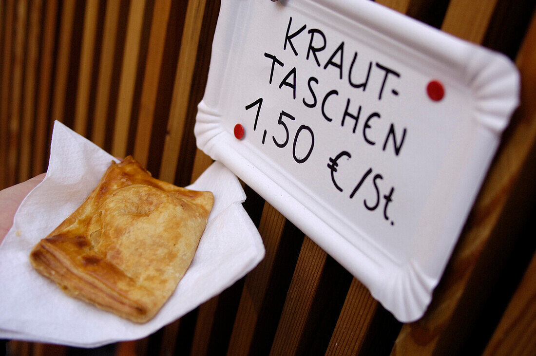 Krauttasche und Schild auf dem Weihnachtsmarkt, Glurns, Vinschgau, Südtirol, Italien, Europa