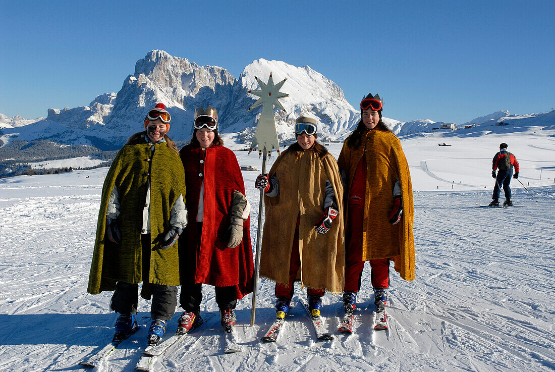 Sternsinger auf Skiern unter blauem Himmel, Seiser Alm, Eisacktal, Südtirol, Italien, Europa