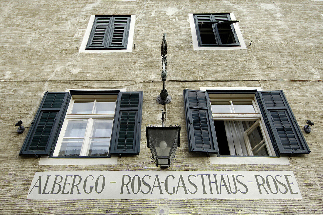 Blick auf die Fassade des Gasthauses zur Rose, Kurtatsch, Südtirol, Italien, Europa