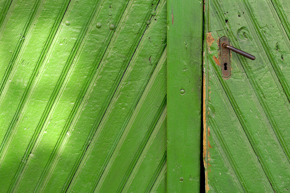 Blick auf die grüne Tür eines Bauernhauses, Südtirol, Italien, Europa