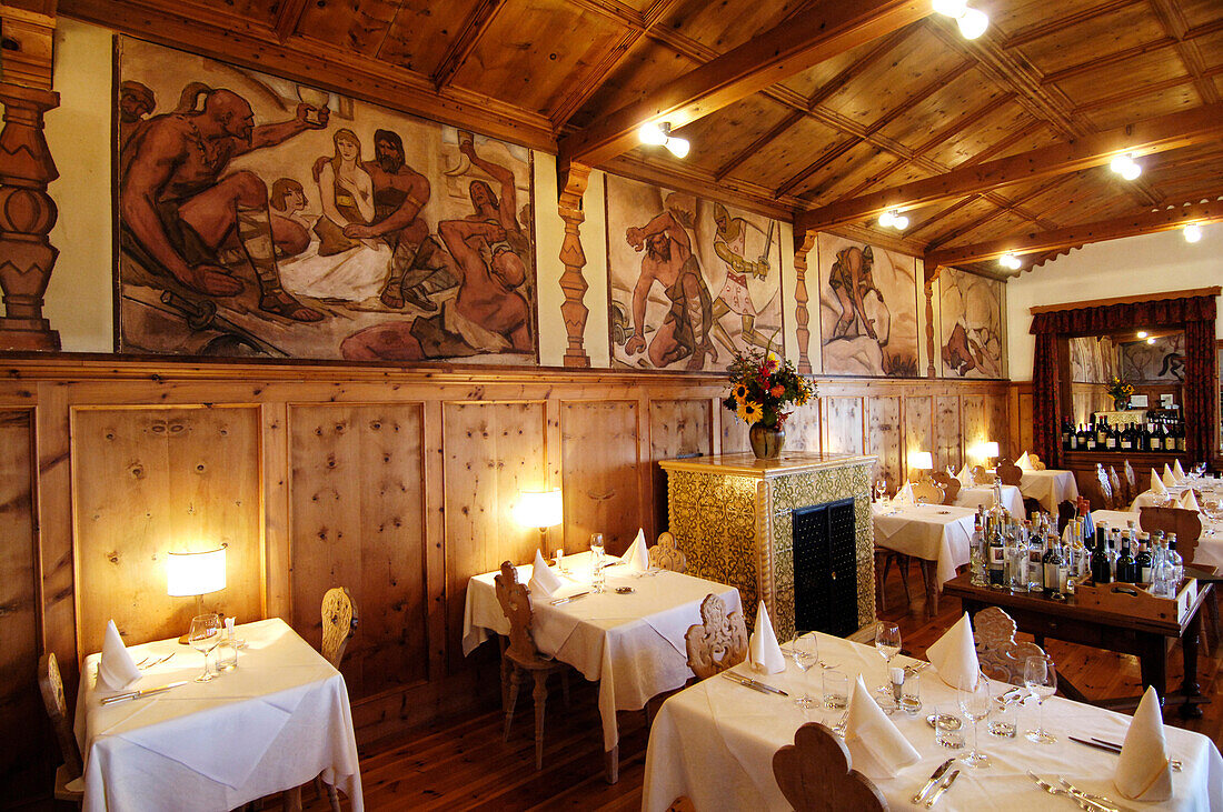 Gedeckte Tische im Speisesaal von Hotel Zirmerhof, Radein, Südtirol, Italien, Europa