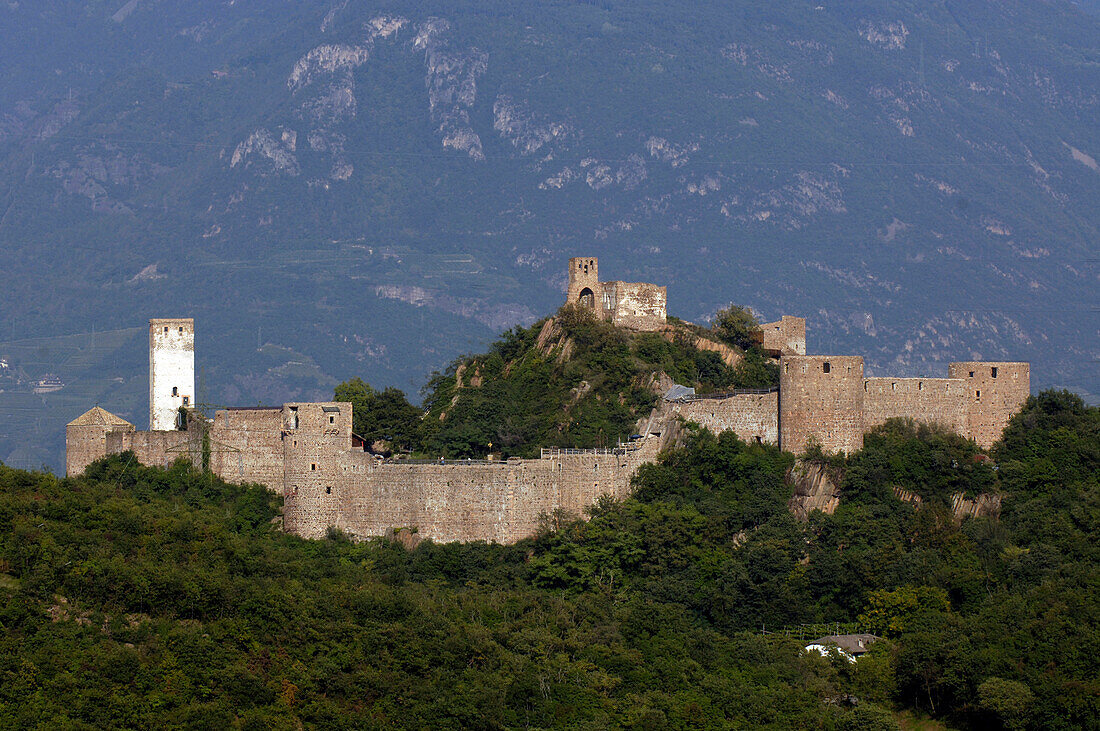 Blick auf Schloss Sigmundskron vor einem bewaldeten Berg, Bozen, Südtirol, Italien, Europa