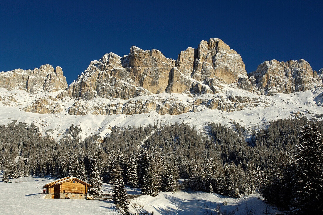 Berglandschaft in Winter mit Berghütte, Karerpass, Rosengarten, Rosengartengruppe, Eggental, Südtirol, Italien