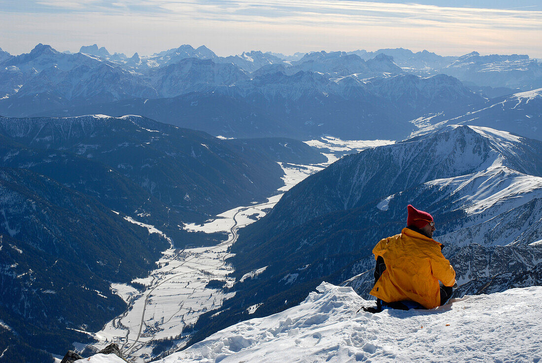 Tourengeher geniesst den Aussicht ins Tal, Antholzertal, Pustertal, Südtirol, Italien